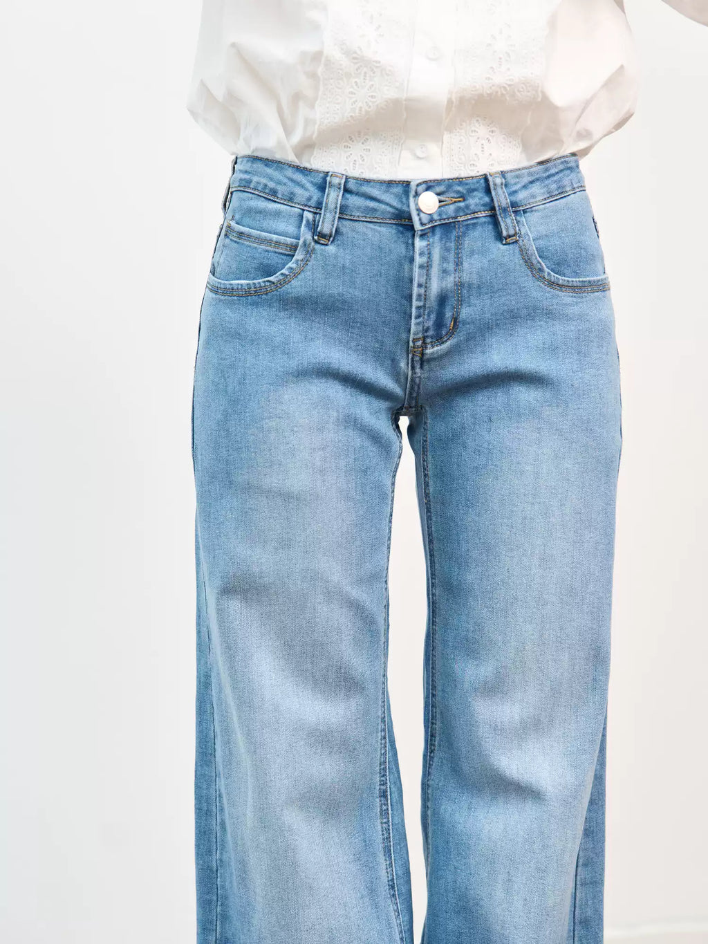 Straight-leg flared jeans