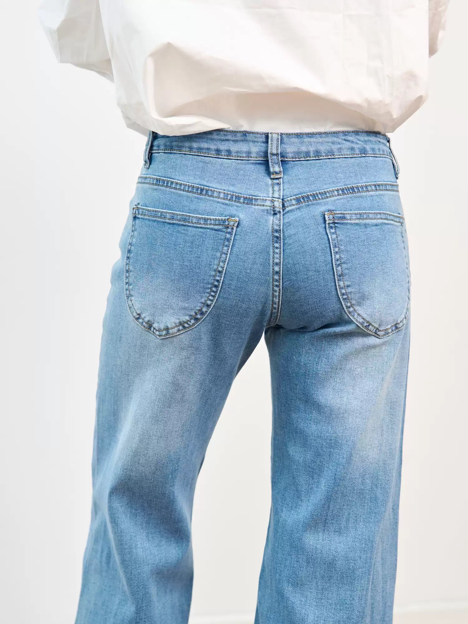 Straight-leg flared jeans