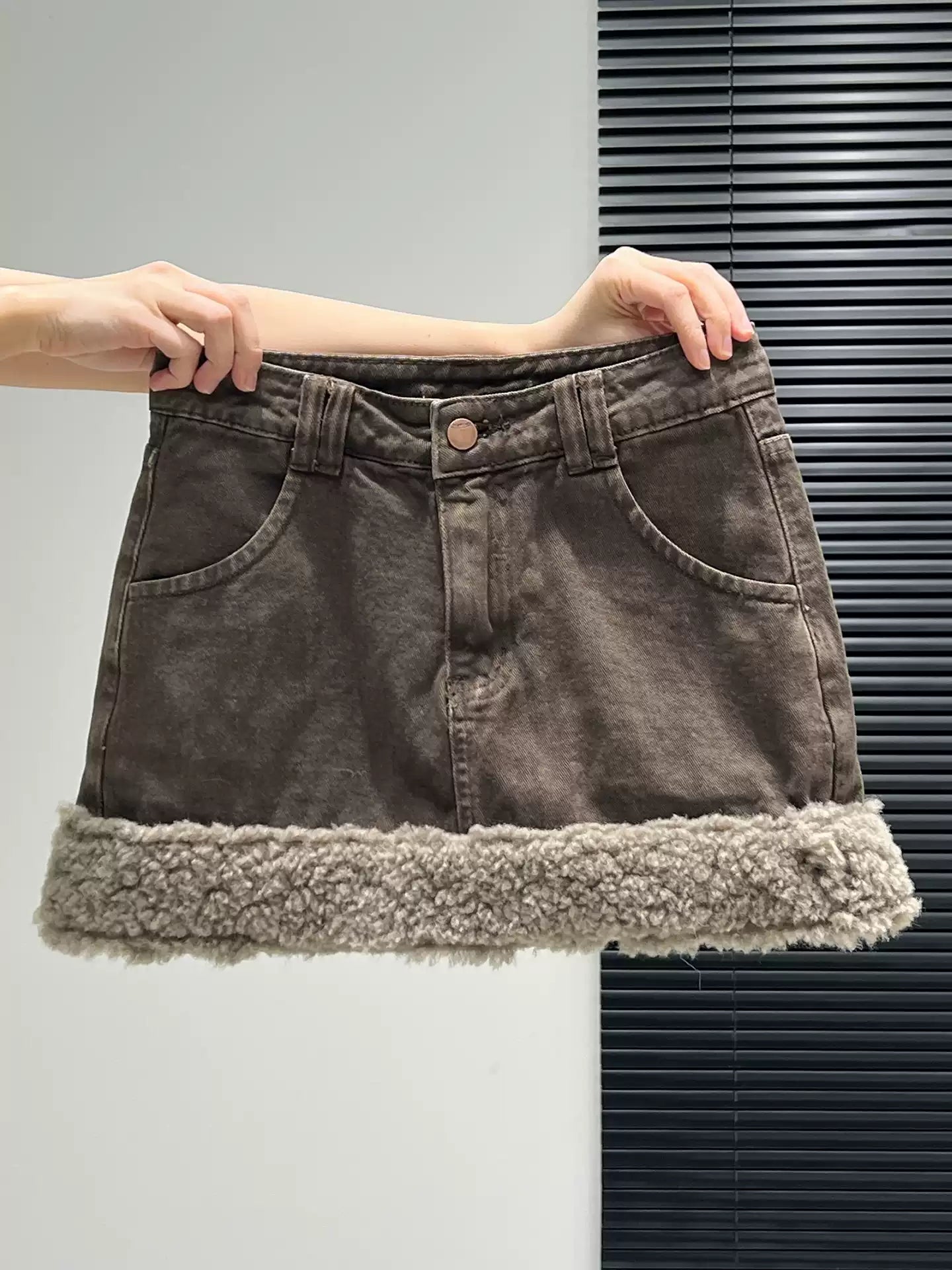 Denim frayed hem skirt
