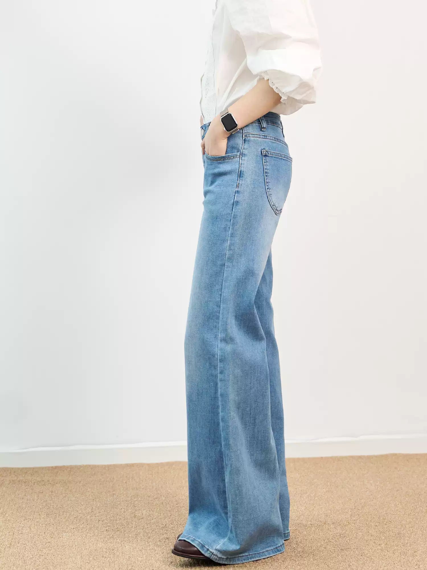 Straight-leg flared jeans