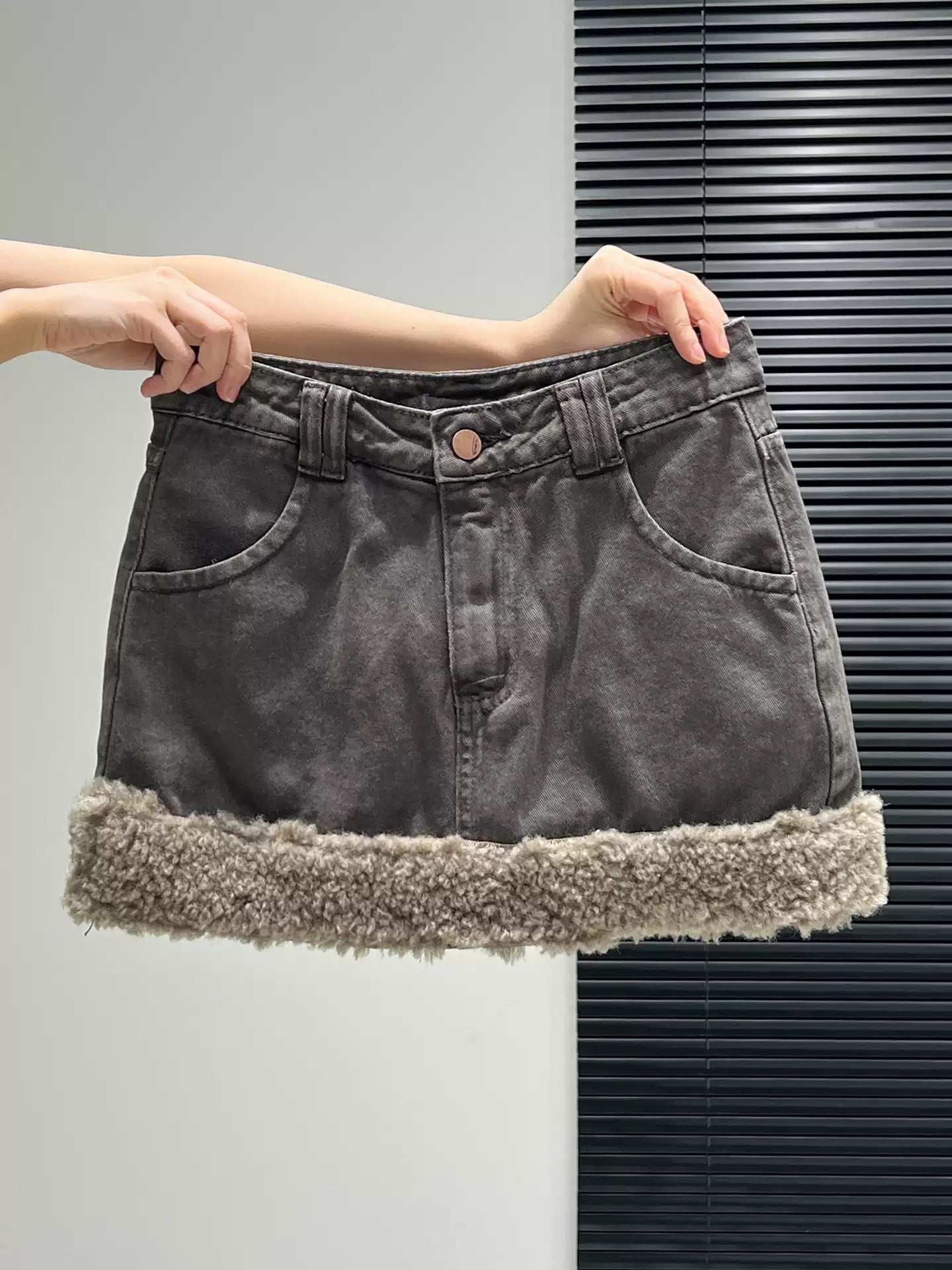 Denim frayed hem skirt